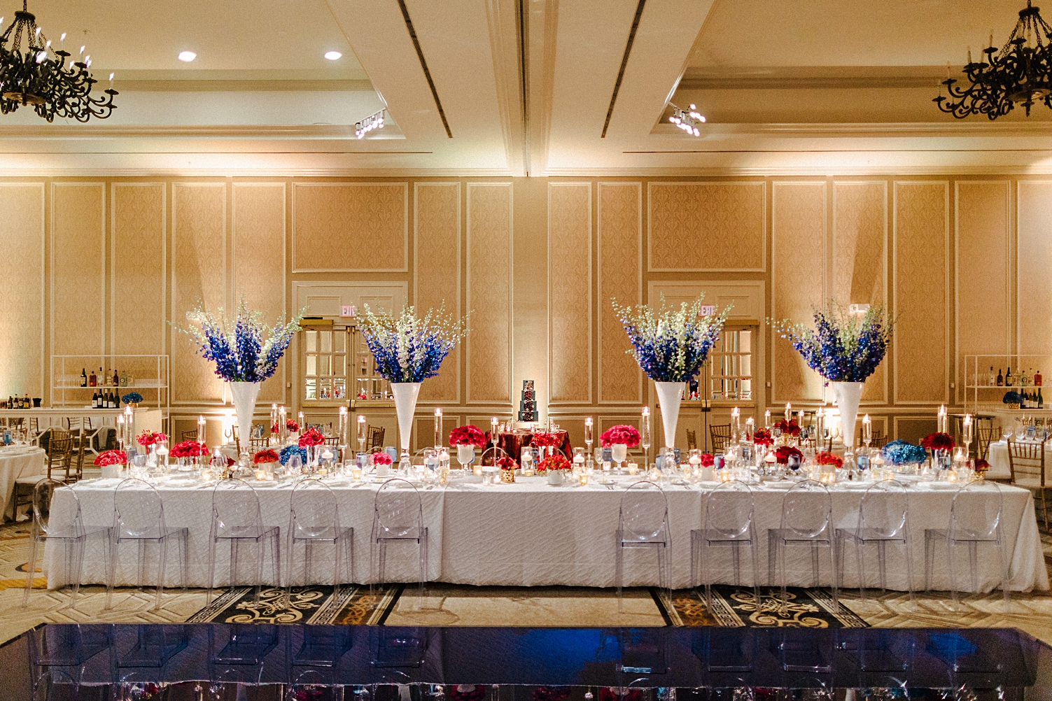 wedding reception table blue and red flowers