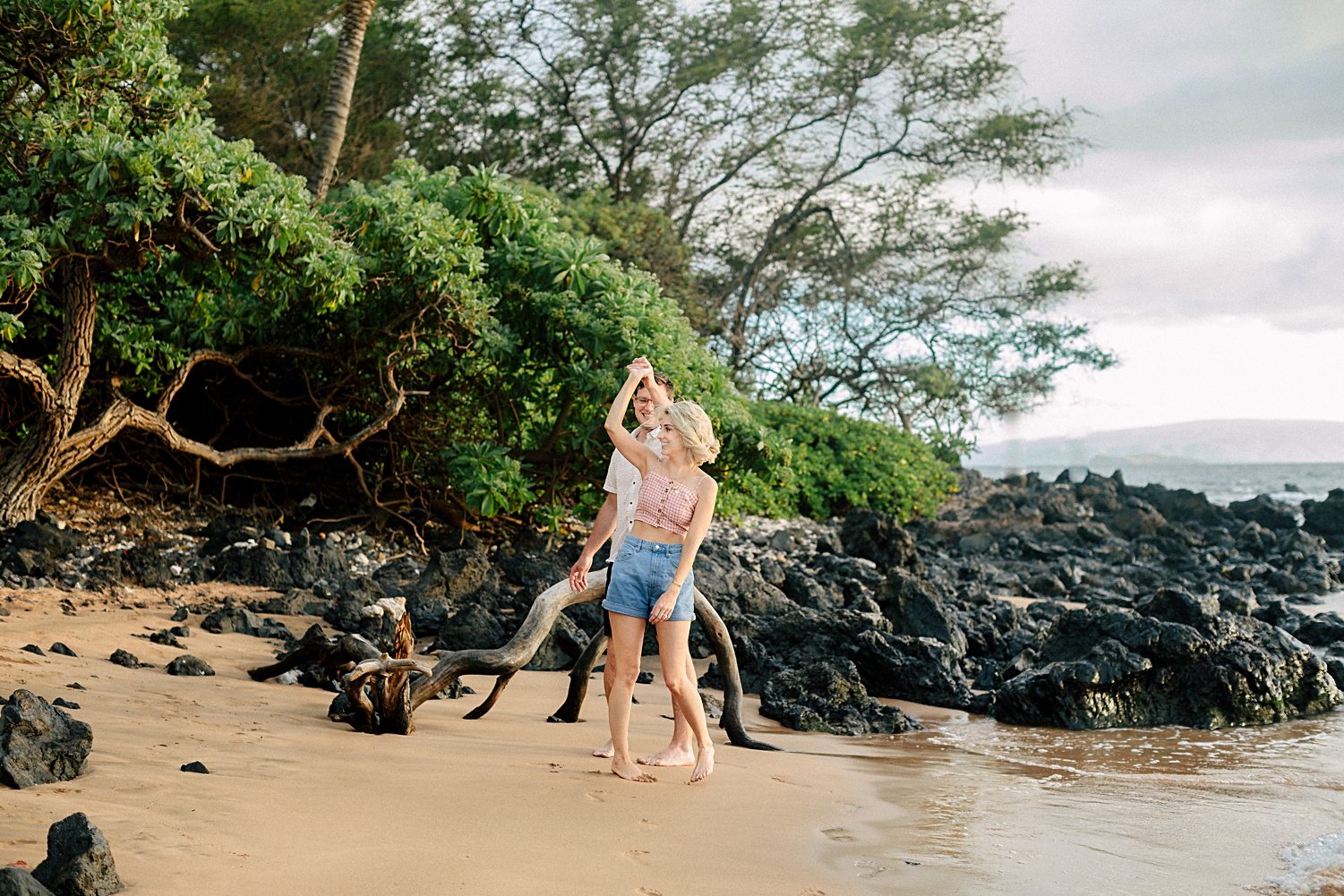 couple dancing on wailea beach in hawaii