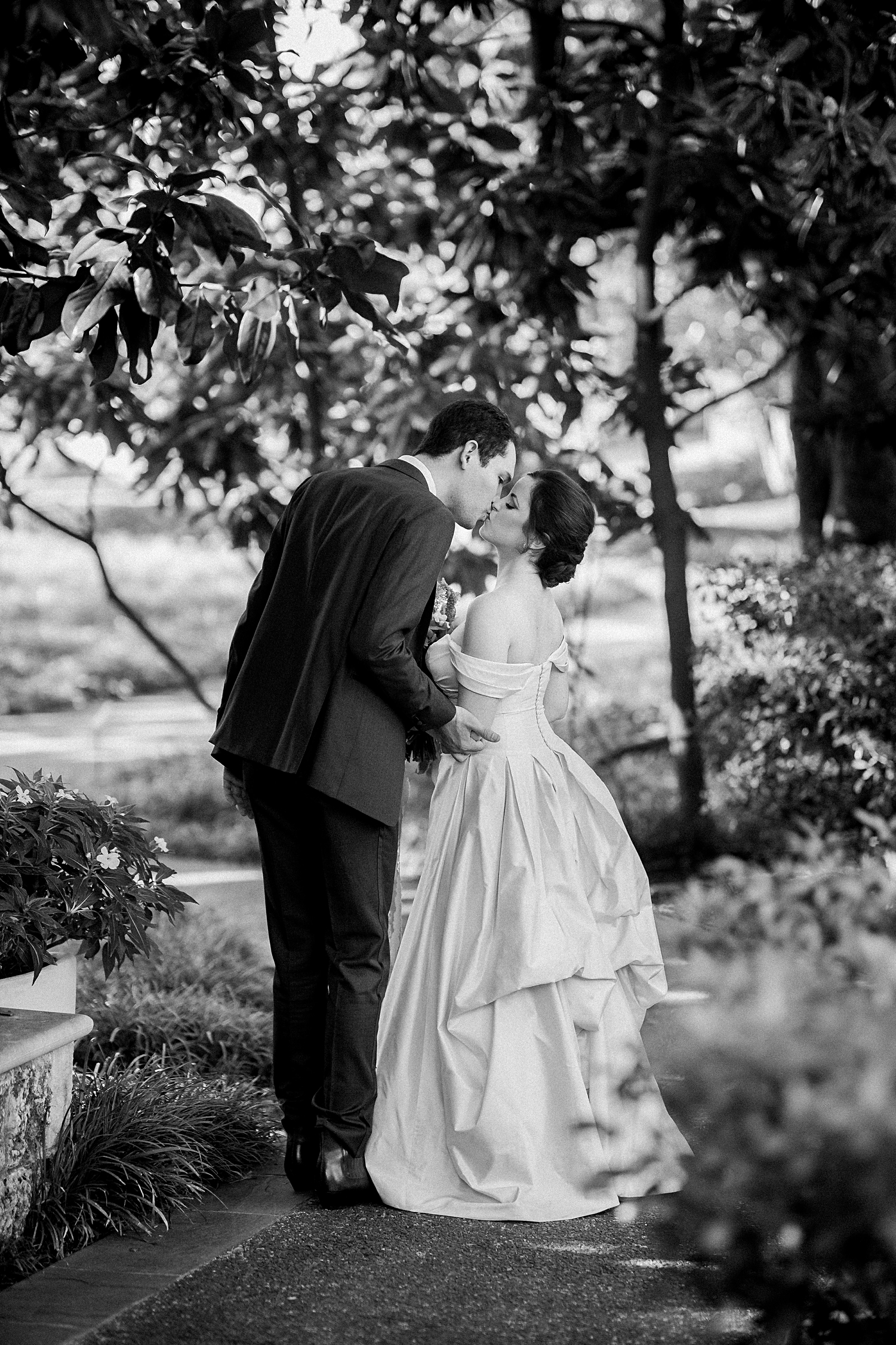 bride and groom Dallas arboretum kiss