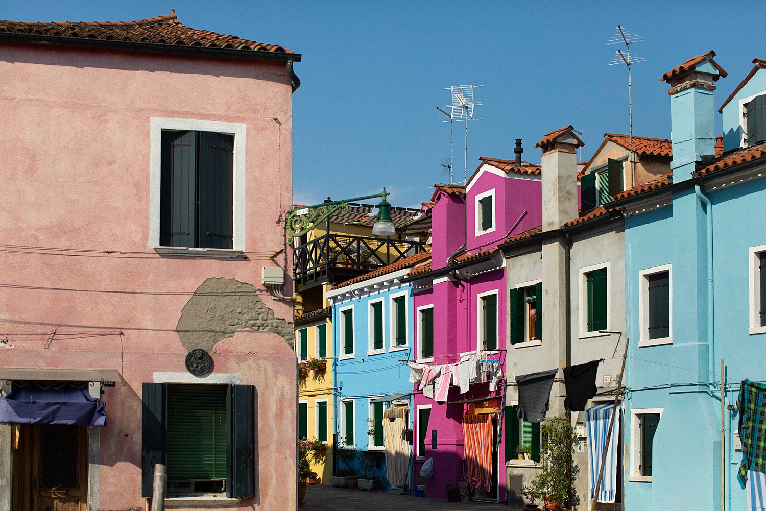 blue, pink, and yellow buildings in Burano Italy town