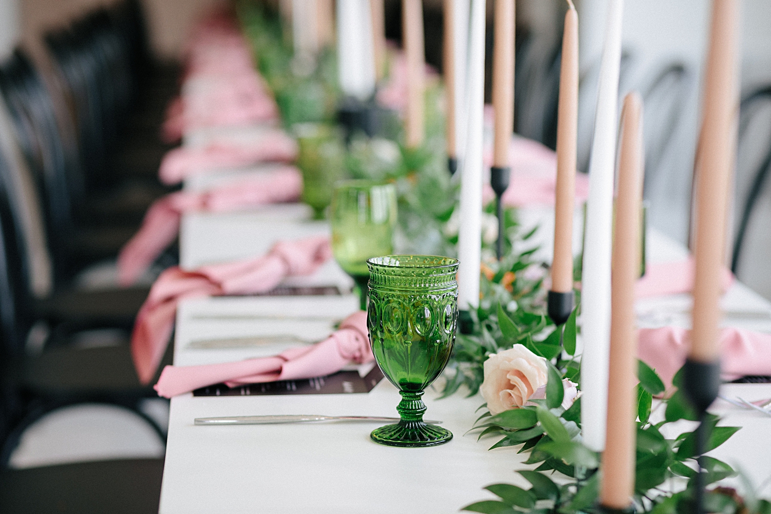 wedding reception table candles green glasses pink napkins