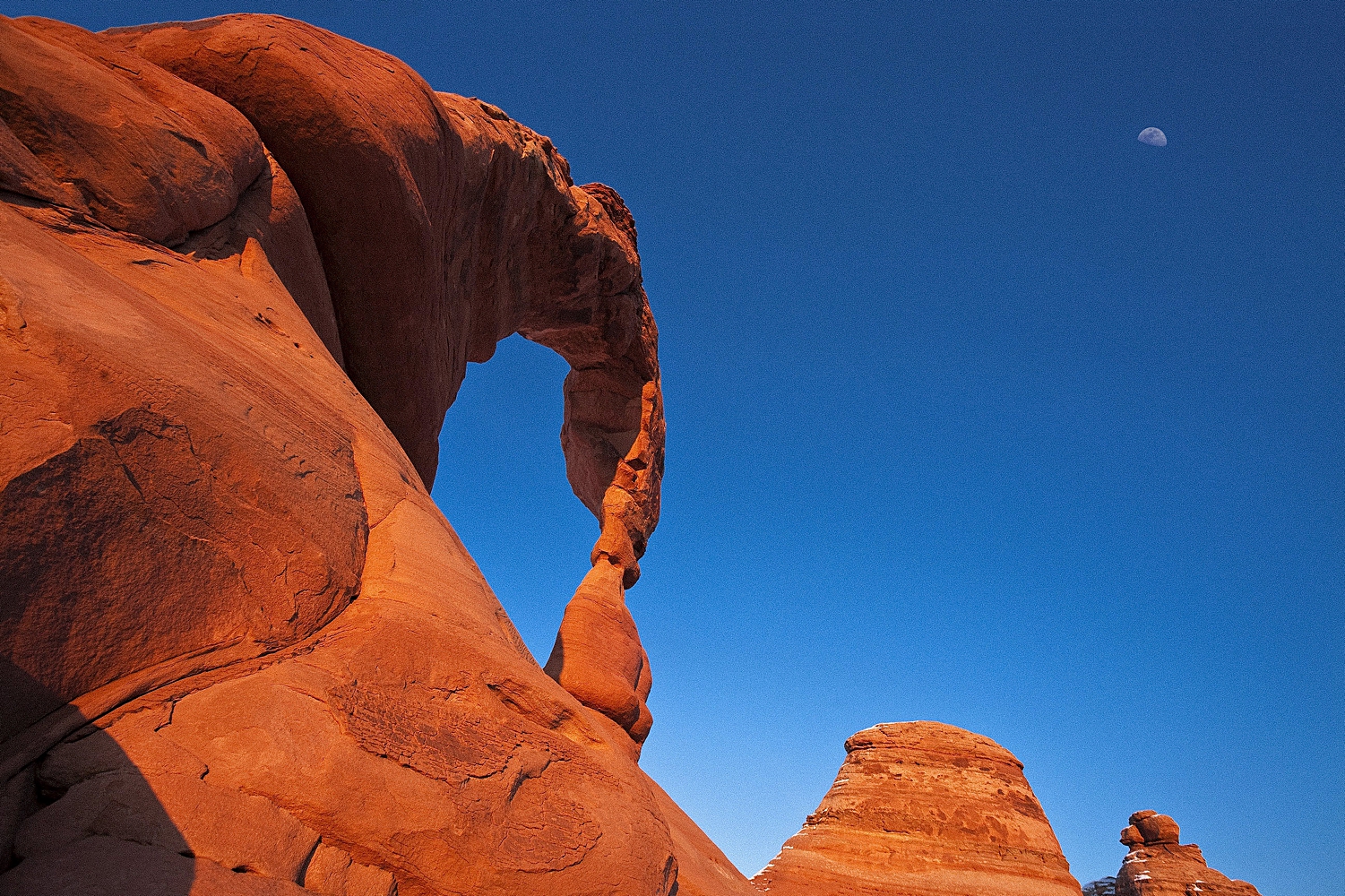 Moab delicate arch orange rock blue sky